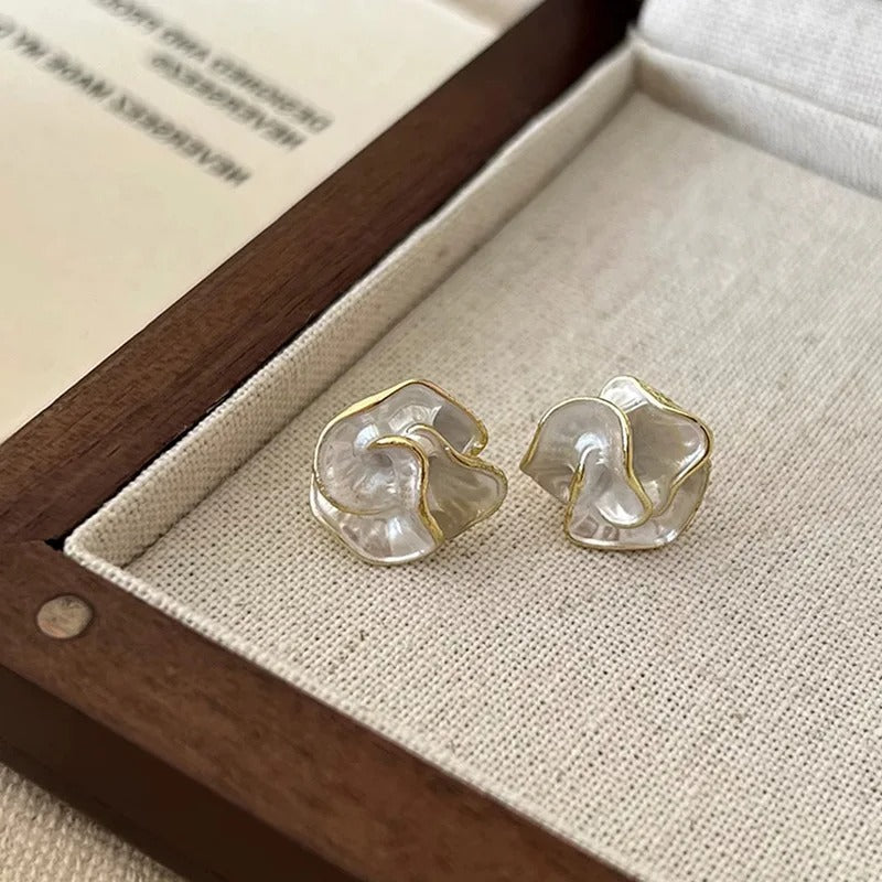 Vintage White Flower Stud Earrings-Ariette Jewelry