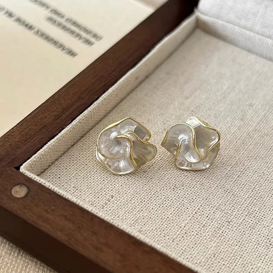 Vintage White Flower Stud Earrings-Ariette Jewelry