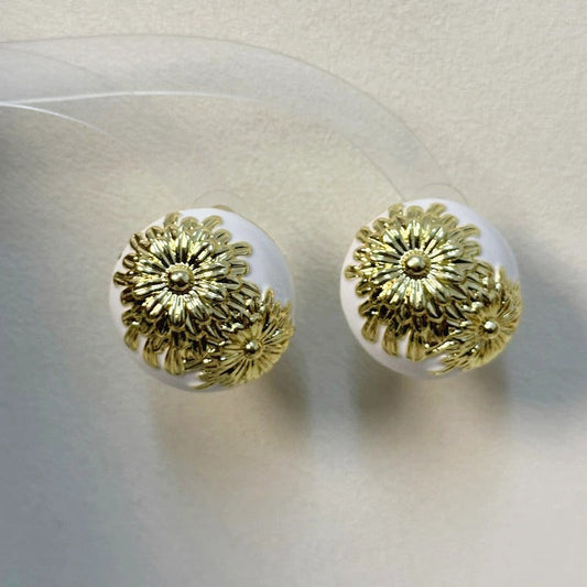 Vintage White & Gold Daisy Stud Earrings-Ariette Jewelry